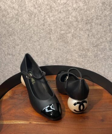 Chanel heels-Woman